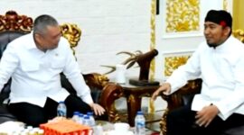 Bupati Sumenep Achmad Fauzi Wongsojudo berbincang dengan Menteri Perhubungan (Menhub) RI Dudy Purwagandhi. (KLIKMADURA)