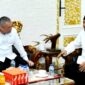 Bupati Sumenep Achmad Fauzi Wongsojudo berbincang dengan Menteri Perhubungan (Menhub) RI Dudy Purwagandhi. (KLIKMADURA)