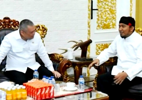 Bupati Sumenep Achmad Fauzi Wongsojudo berbincang dengan Menteri Perhubungan (Menhub) RI Dudy Purwagandhi. (KLIKMADURA)