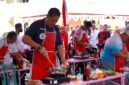 Kepala Kantor Imigrasi Pamekasan Ahmad Muttaqin saat mengikuti lomba masak. (KLIKMADURA)