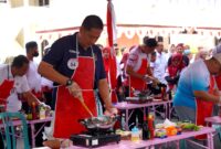 Kepala Kantor Imigrasi Pamekasan Ahmad Muttaqin saat mengikuti lomba masak. (KLIKMADURA)