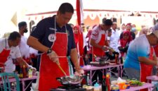 Kepala Kantor Imigrasi Pamekasan Ahmad Muttaqin saat mengikuti lomba masak. (KLIKMADURA)
