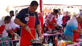 Kepala Kantor Imigrasi Pamekasan Ahmad Muttaqin saat mengikuti lomba masak. (KLIKMADURA)