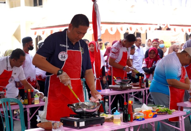 Kepala Kantor Imigrasi Pamekasan Ahmad Muttaqin saat mengikuti lomba masak. (KLIKMADURA)