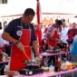 Kepala Kantor Imigrasi Pamekasan Ahmad Muttaqin saat mengikuti lomba masak. (KLIKMADURA)