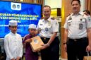 Kepala Kantor Wilayah Direktorat Jenderal Imigrasi Jawa Timur Novianto Sulastono didampingi Kepala Kantor Imigrasi Kelas II Non TPI Pamekasan, Ahmad Muttaqin memberikan santunan kepada anak yatim. (KLIKMADURA)