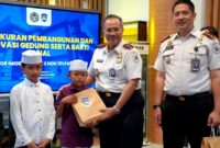 Kepala Kantor Wilayah Direktorat Jenderal Imigrasi Jawa Timur Novianto Sulastono didampingi Kepala Kantor Imigrasi Kelas II Non TPI Pamekasan, Ahmad Muttaqin memberikan santunan kepada anak yatim. (KLIKMADURA)