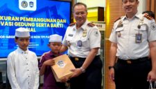 Kepala Kantor Wilayah Direktorat Jenderal Imigrasi Jawa Timur Novianto Sulastono didampingi Kepala Kantor Imigrasi Kelas II Non TPI Pamekasan, Ahmad Muttaqin memberikan santunan kepada anak yatim. (KLIKMADURA)