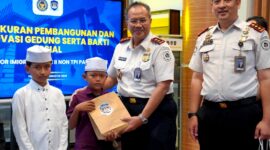 Kepala Kantor Wilayah Direktorat Jenderal Imigrasi Jawa Timur Novianto Sulastono didampingi Kepala Kantor Imigrasi Kelas II Non TPI Pamekasan, Ahmad Muttaqin memberikan santunan kepada anak yatim. (KLIKMADURA)