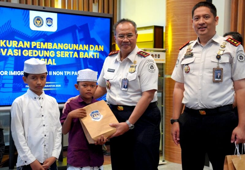 Kepala Kantor Wilayah Direktorat Jenderal Imigrasi Jawa Timur Novianto Sulastono didampingi Kepala Kantor Imigrasi Kelas II Non TPI Pamekasan, Ahmad Muttaqin memberikan santunan kepada anak yatim. (KLIKMADURA)