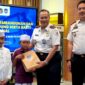 Kepala Kantor Wilayah Direktorat Jenderal Imigrasi Jawa Timur Novianto Sulastono didampingi Kepala Kantor Imigrasi Kelas II Non TPI Pamekasan, Ahmad Muttaqin memberikan santunan kepada anak yatim. (KLIKMADURA)