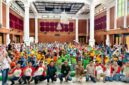Tim Pegadaian Syariah Madura foto bersama ratusan peserta lomba mewarnai dalam rangka HUT ke-81 Kemerdekaan RI di Gedung Bakorwil Pamekasan. (KLIKMADURA)