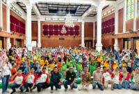 Tim Pegadaian Syariah Madura foto bersama ratusan peserta lomba mewarnai dalam rangka HUT ke-81 Kemerdekaan RI di Gedung Bakorwil Pamekasan. (KLIKMADURA)