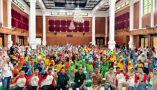 Tim Pegadaian Syariah Madura foto bersama ratusan peserta lomba mewarnai dalam rangka HUT ke-81 Kemerdekaan RI di Gedung Bakorwil Pamekasan. (KLIKMADURA)