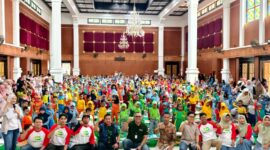 Tim Pegadaian Syariah Madura foto bersama ratusan peserta lomba mewarnai dalam rangka HUT ke-81 Kemerdekaan RI di Gedung Bakorwil Pamekasan. (KLIKMADURA)