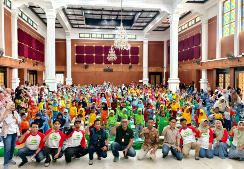 Tim Pegadaian Syariah Madura foto bersama ratusan peserta lomba mewarnai dalam rangka HUT ke-81 Kemerdekaan RI di Gedung Bakorwil Pamekasan. (KLIKMADURA)