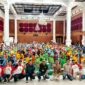 Tim Pegadaian Syariah Madura foto bersama ratusan peserta lomba mewarnai dalam rangka HUT ke-81 Kemerdekaan RI di Gedung Bakorwil Pamekasan. (KLIKMADURA)