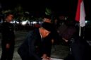 Bupati H. Slamet Junaidi saat tiba di Taman Makam Pahlawan (TMP) Kusuma Negara Sampang. (KLIKMADURA)