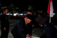 Bupati H. Slamet Junaidi saat tiba di Taman Makam Pahlawan (TMP) Kusuma Negara Sampang. (KLIKMADURA)