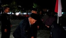 Bupati H. Slamet Junaidi saat tiba di Taman Makam Pahlawan (TMP) Kusuma Negara Sampang. (KLIKMADURA)