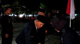 Bupati H. Slamet Junaidi saat tiba di Taman Makam Pahlawan (TMP) Kusuma Negara Sampang. (KLIKMADURA)
