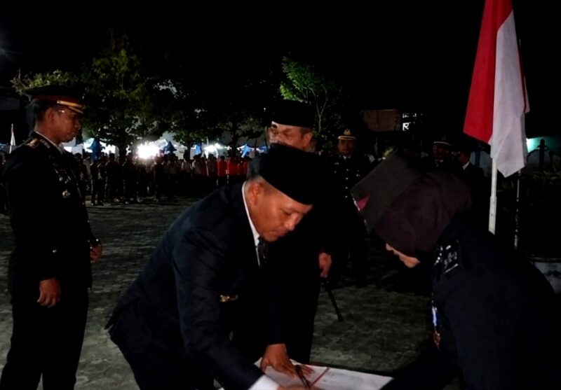 Bupati H. Slamet Junaidi saat tiba di Taman Makam Pahlawan (TMP) Kusuma Negara Sampang. (KLIKMADURA)