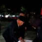 Bupati H. Slamet Junaidi saat tiba di Taman Makam Pahlawan (TMP) Kusuma Negara Sampang. (KLIKMADURA)