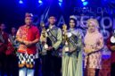 Kepala SMA Negeri 3 Pamekasan, Wardi foto bersama pemenang duta sekolah unggul. (KLIKMADURA)