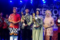 Kepala SMA Negeri 3 Pamekasan, Wardi foto bersama pemenang duta sekolah unggul. (KLIKMADURA)