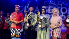 Kepala SMA Negeri 3 Pamekasan, Wardi foto bersama pemenang duta sekolah unggul. (KLIKMADURA)
