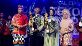 Kepala SMA Negeri 3 Pamekasan, Wardi foto bersama pemenang duta sekolah unggul. (KLIKMADURA)