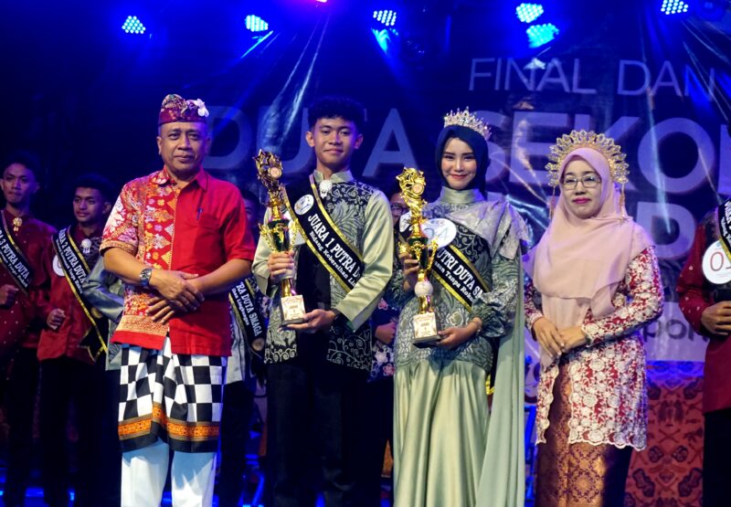 Kepala SMA Negeri 3 Pamekasan, Wardi foto bersama pemenang duta sekolah unggul. (KLIKMADURA)