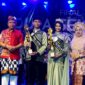 Kepala SMA Negeri 3 Pamekasan, Wardi foto bersama pemenang duta sekolah unggul. (KLIKMADURA)