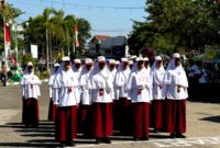 Tim regu putri SDI Al-Munawwarah Pamekasan mengikuti lomba gerak jalan tingkat SD/MI se-Kabupaten Pamekasan (SDI AL-MUNAWWARAH PAMEKASAN FOR KLIK MADURA).  