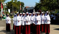 Tim regu putri SDI Al-Munawwarah Pamekasan mengikuti lomba gerak jalan tingkat SD/MI se-Kabupaten Pamekasan (SDI AL-MUNAWWARAH PAMEKASAN FOR KLIK MADURA).