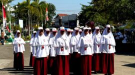 Tim regu putri SDI Al-Munawwarah Pamekasan mengikuti lomba gerak jalan tingkat SD/MI se-Kabupaten Pamekasan (SDI AL-MUNAWWARAH PAMEKASAN FOR KLIK MADURA).  