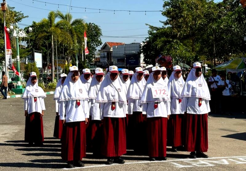 Tim regu putri SDI Al-Munawwarah Pamekasan mengikuti lomba gerak jalan tingkat SD/MI se-Kabupaten Pamekasan (SDI AL-MUNAWWARAH PAMEKASAN FOR KLIK MADURA).