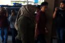 MR, perempuan yang mengalami kekerasan tiba di Mapolres Sampang. (KLIKMADURA)
