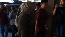 MR, perempuan yang mengalami kekerasan tiba di Mapolres Sampang. (KLIKMADURA)