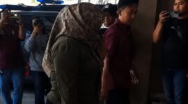 MR, perempuan yang mengalami kekerasan tiba di Mapolres Sampang. (KLIKMADURA)