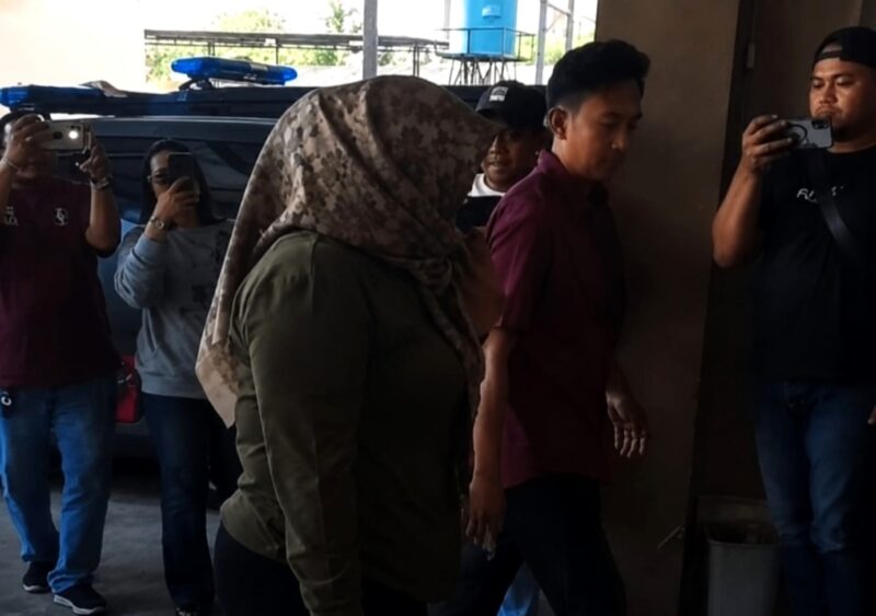 MR, perempuan yang mengalami kekerasan tiba di Mapolres Sampang. (KLIKMADURA)