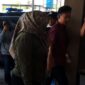 MR, perempuan yang mengalami kekerasan tiba di Mapolres Sampang. (KLIKMADURA)