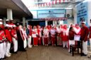 Para karyawanan SPPG Dalpenang Sampang foto bersama usai mengikuti rangkaian lomba agustusan. (ALI MUCHTAR / KLIKMADURA)