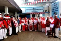 Para karyawanan SPPG Dalpenang Sampang foto bersama usai mengikuti rangkaian lomba agustusan. (ALI MUCHTAR / KLIKMADURA)