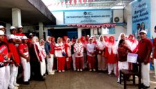 Para karyawanan SPPG Dalpenang Sampang foto bersama usai mengikuti rangkaian lomba agustusan. (ALI MUCHTAR / KLIKMADURA)