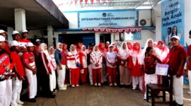 Para karyawanan SPPG Dalpenang Sampang foto bersama usai mengikuti rangkaian lomba agustusan. (ALI MUCHTAR / KLIKMADURA)