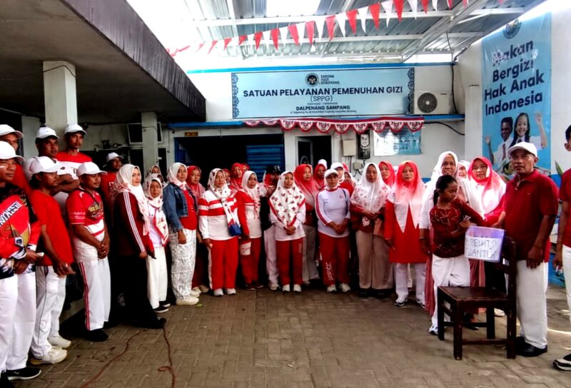 Para karyawanan SPPG Dalpenang Sampang foto bersama usai mengikuti rangkaian lomba agustusan. (ALI MUCHTAR / KLIKMADURA)