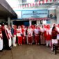 Para karyawanan SPPG Dalpenang Sampang foto bersama usai mengikuti rangkaian lomba agustusan. (ALI MUCHTAR / KLIKMADURA)