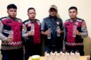 Satuan Samapta Polresta Sumenep menunjukkan barang bukti miras yang berhasil diamankan. (KLIKMADURA)