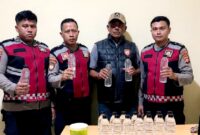 Satuan Samapta Polresta Sumenep menunjukkan barang bukti miras yang berhasil diamankan. (KLIKMADURA)